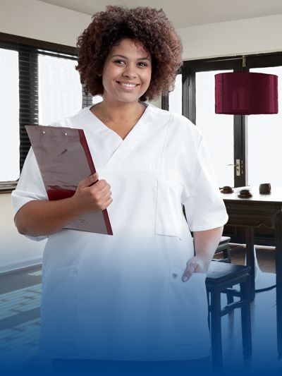 Une assistante médicale porte une casaque BP® blanche.